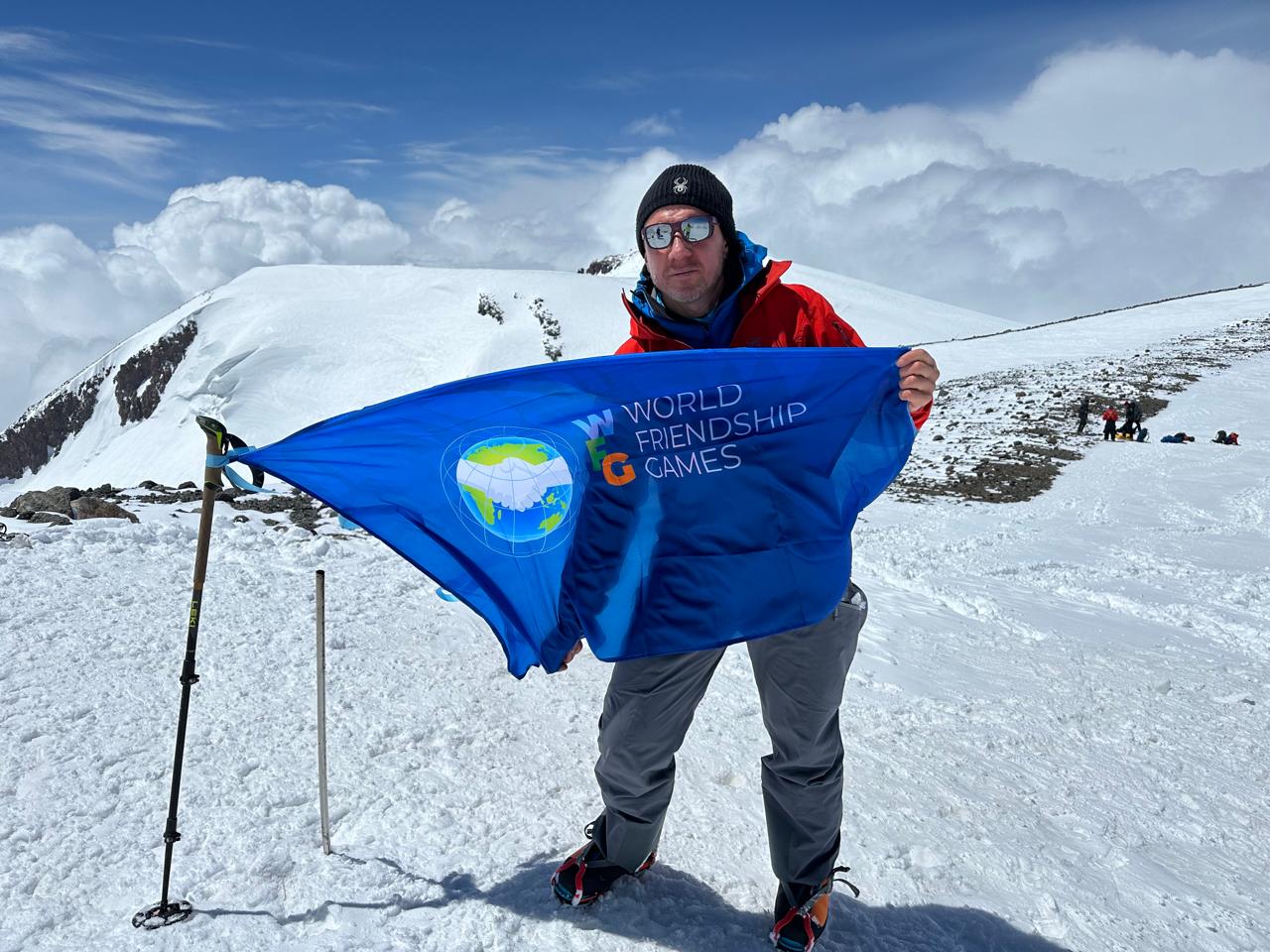 Флаг Всемирных Игр Дружбы установлен на вершине Эльбруса